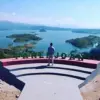 NIKMATI: Seorang pengunjung saat menikmati pemandangan di wisata Panenjoan di kawasan Bendungan Jatigede.