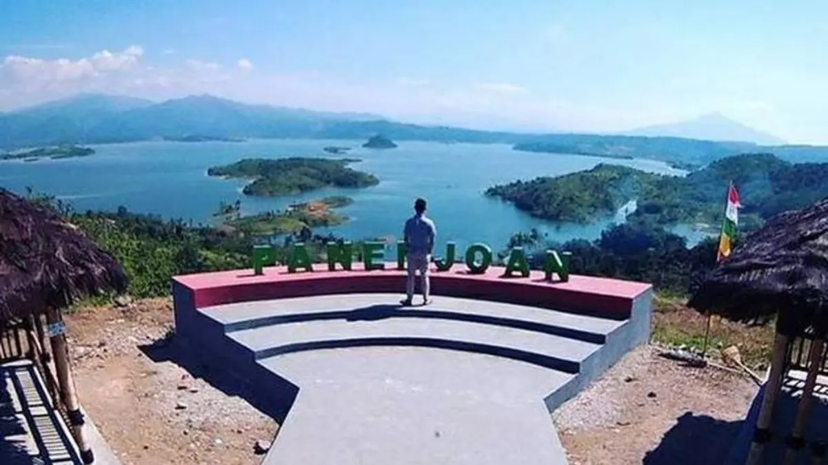 NIKMATI: Seorang pengunjung saat menikmati pemandangan di wisata Panenjoan di kawasan Bendungan Jatigede.