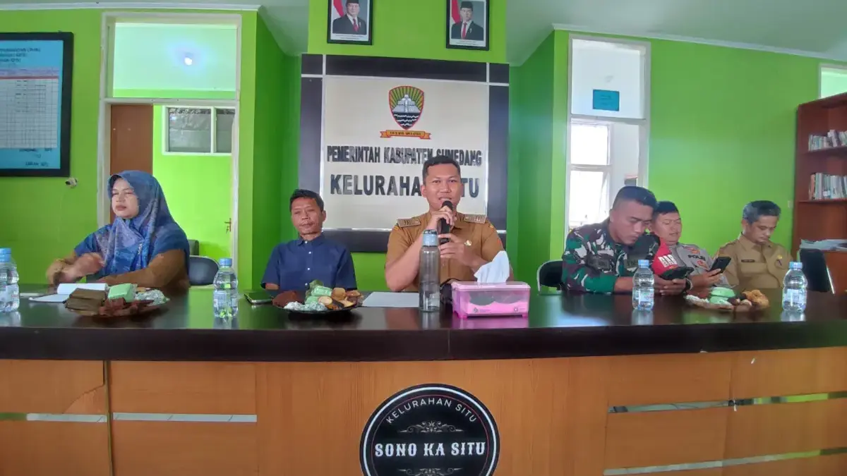 RESMIKAN: Plt. Lurah Situ, Gery Agustiana, S.STP., saat membuka pembentukan Koperasi Merah Putih Situ di Aula