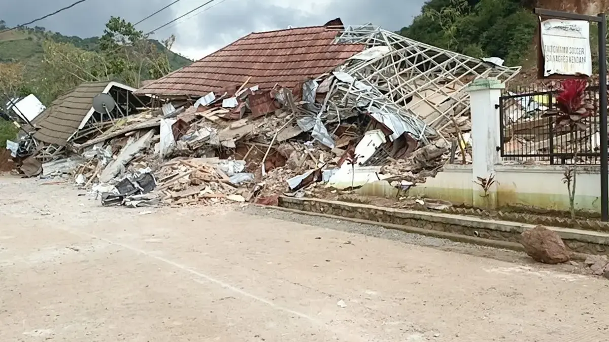RUSAK PARAH: Bangunan Kantor Desa Nagreg Kendan, Kecamatan Nagreg, Kabupaten Bandung hancur diterjang longsor.