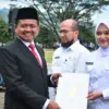 DILANTIK: Bupati Sumedang Dony Ahmad Munir saat menyerahkan SK CPNS secara simbolis di Pusat Pemerintahan Sum
