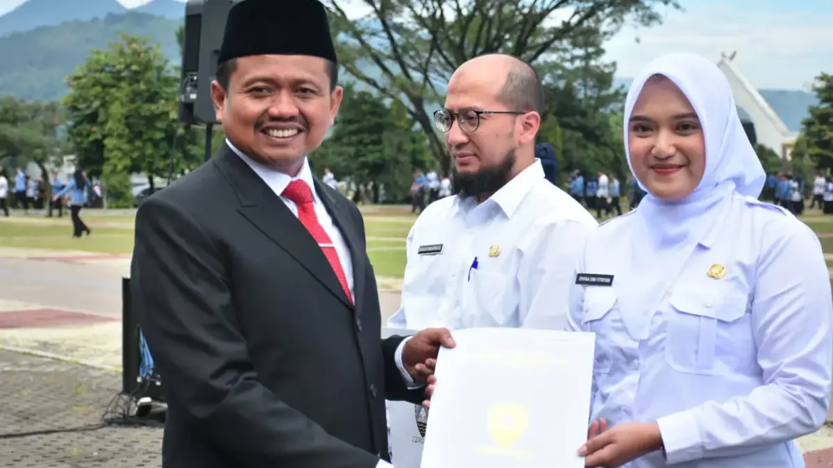 DILANTIK: Bupati Sumedang Dony Ahmad Munir saat menyerahkan SK CPNS secara simbolis di Pusat Pemerintahan Sum
