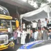 BERANGKATKAN: Bupati Sumedang Dony Ahmad Munir saat melepas calon Jemaah Haji di Kelompok Terbang (Kloter) 17