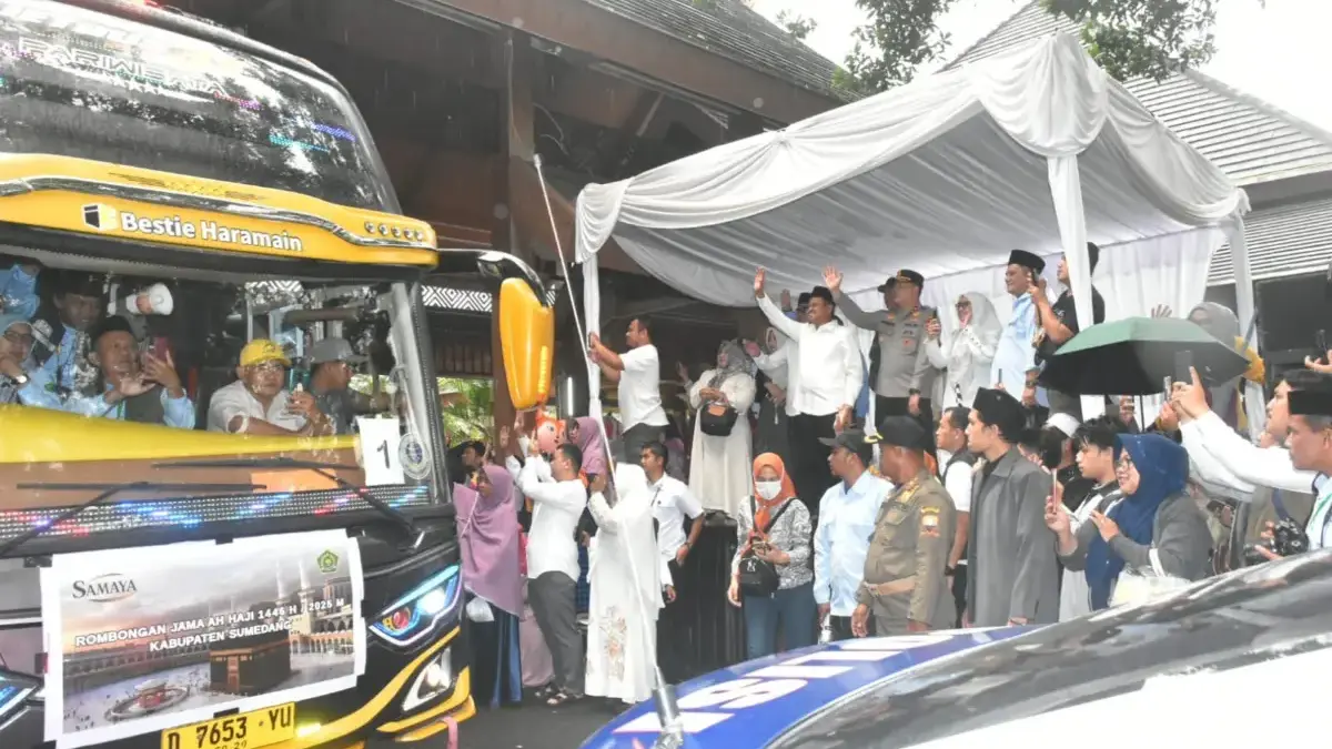 BERANGKATKAN: Bupati Sumedang Dony Ahmad Munir saat melepas calon Jemaah Haji di Kelompok Terbang (Kloter) 17