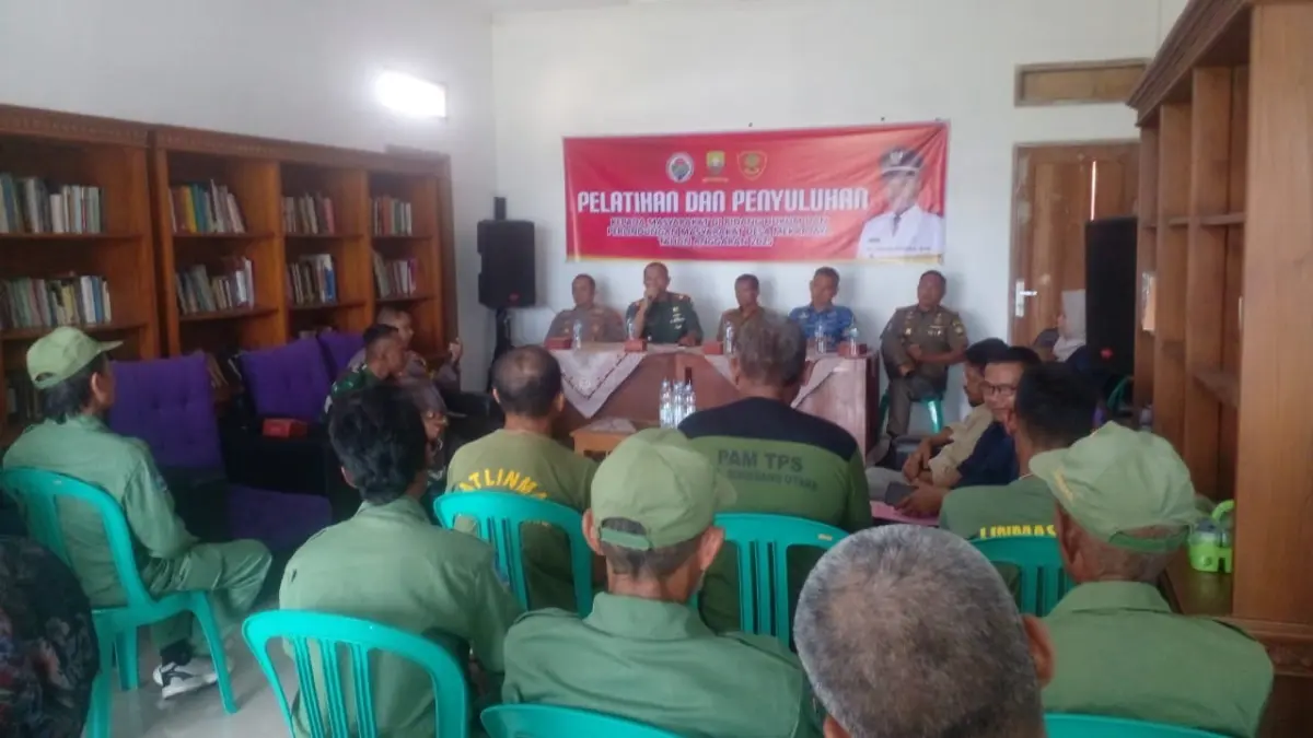 BERI DUKUNGAN: Plt Camat Sumedang Utara, Ili, S.Sos., saat menghadiri kegiatan Pelatihan dan Penyuluhan Linmas