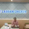 KULINER: Asisten atau leader Labbaik Chicken Sumedang Ipit Mardiana saat berbincang dengan Sumeks, kemarin.