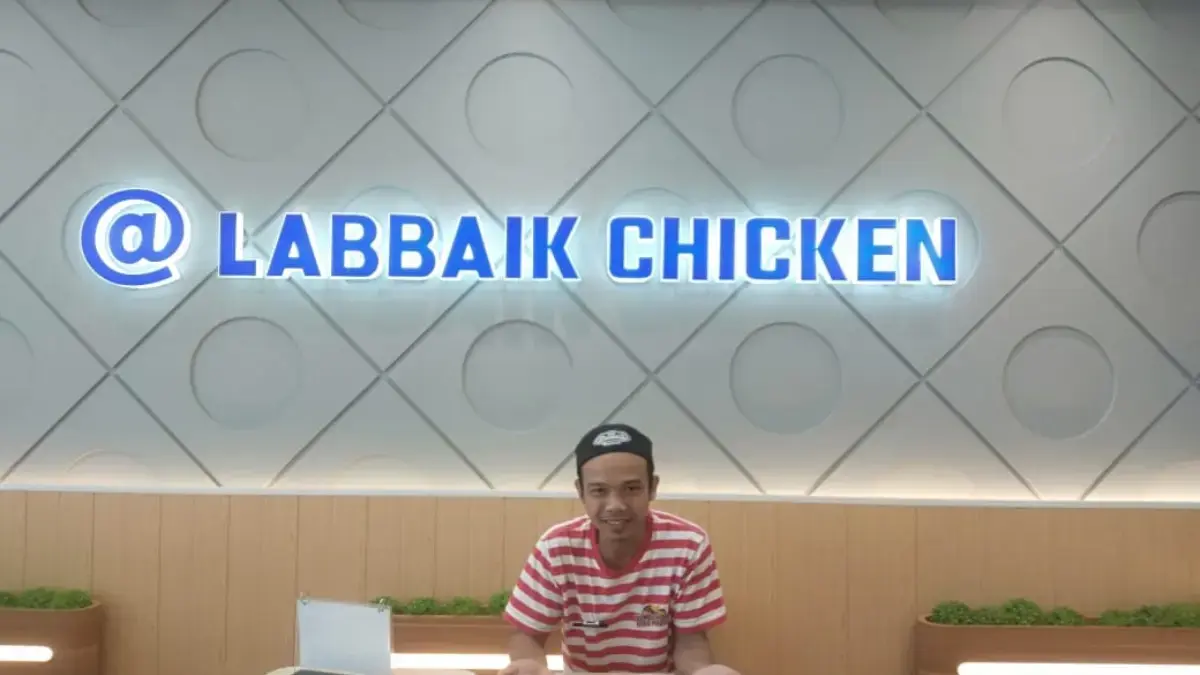 KULINER: Asisten atau leader Labbaik Chicken Sumedang Ipit Mardiana saat berbincang dengan Sumeks, kemarin.