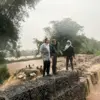 DILANDA BANJIR: Sejumlah warga saat mengecek tanggul Sungai Cimande Kecamatan Cimanggung, baru-baru ini.