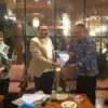 APRESIASI: Bupati Dony Ahmad Munir setelah mengikuti acara Focus Group Discussion (FGD) di Badami Coffee Desa