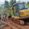 BERSINERGI: Sejumlah petugas Satgas TMMD saat mengerjakan pembangunan drainase di Desa Pamulihan Kecamatan Sit
