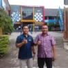 LULUSKAN: Wakasek Humas SMK Bhakti Nusantara Sumedang, Sindi Surya Pratama, S.Pd. (kanan), berfoto bersama Pen