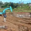 SIDAK: Salah seorang petugas Satpol PP Kabupaten Sumedang saat melakukan pengecekan Proyek pembangunan perumah