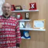 UNGGULAN: Wakil Kepala Sekolah Bidang Kesiswaan SMKN 1 Sumedang, Adi Kurniawan, S.Pd., M.Hum., saat berbincang
