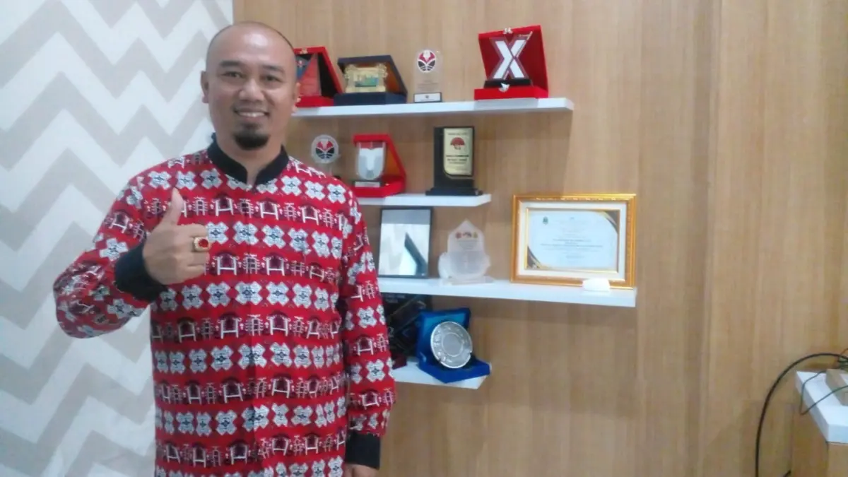 UNGGULAN: Wakil Kepala Sekolah Bidang Kesiswaan SMKN 1 Sumedang, Adi Kurniawan, S.Pd., M.Hum., saat berbincang