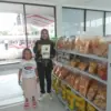 KEMBANGKAN: Salah satunya pelaku UMKM Siti Aisyah, saat menunjukkan salah satu produknya kepada Sumeks, kemari
