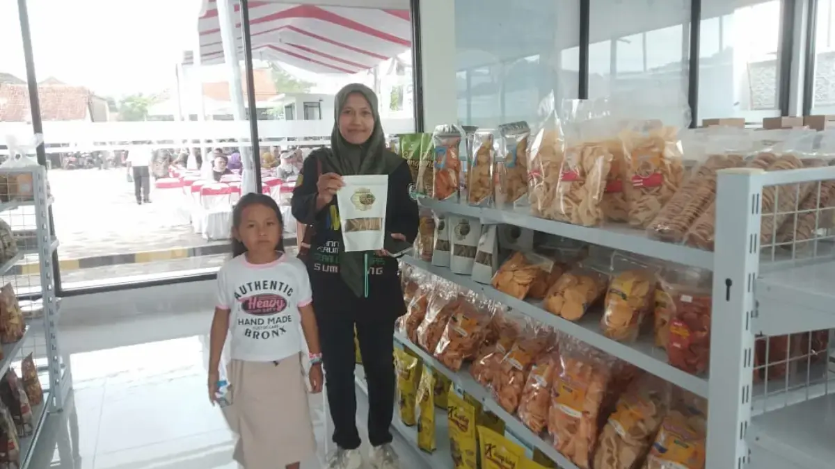 KEMBANGKAN: Salah satunya pelaku UMKM Siti Aisyah, saat menunjukkan salah satu produknya kepada Sumeks, kemari