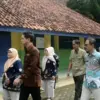 MENGECEK: Wakil Bupati Fajar Aldila saat melakukan monitoring ke SMP Negeri 2 Darmaraja, baru-baru ini.