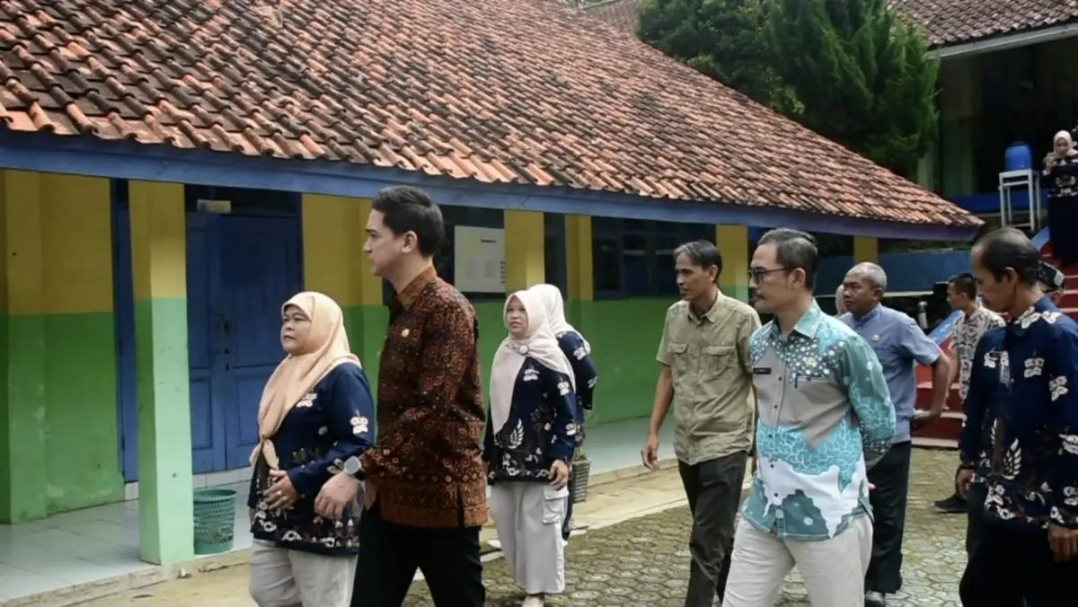 MENGECEK: Wakil Bupati Fajar Aldila saat melakukan monitoring ke SMP Negeri 2 Darmaraja, baru-baru ini.