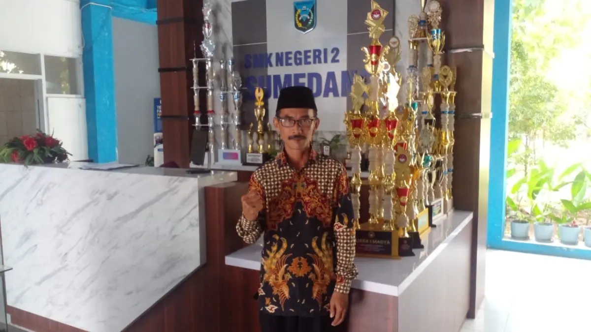 PENUH MAKNA: Wakasek Bidang Kesiswaan SMKN 2 Sumedang, Supandi, S.Pd., saat memberikan penjelasan terkait prog