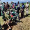 LESTARIKAN: Personil Satgas TMMD bersama pelajar saat pelaksanaan kegiatan penanaman pohon di Kecamatan Situra