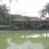 KUNJUNGAN: Sejumlah wisatawan saat menikmati suasana wisata alam Pemandian Air Panas Cileungsing Kecamatan Bua
