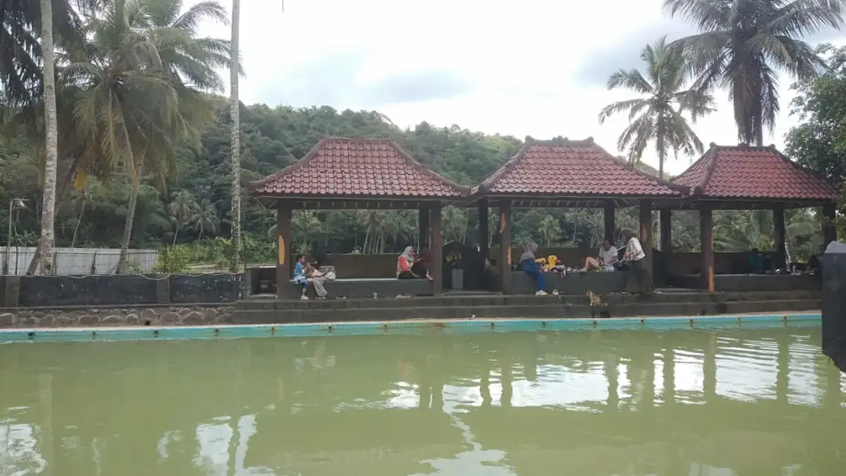 KUNJUNGAN: Sejumlah wisatawan saat menikmati suasana wisata alam Pemandian Air Panas Cileungsing Kecamatan Bua