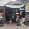 MEMPRIHATINKAN: Nampak pengunjung Pasar Parakanmuncang di Desa Sindangpakuon Kecamatan Cimanggung. Kondisi Pas