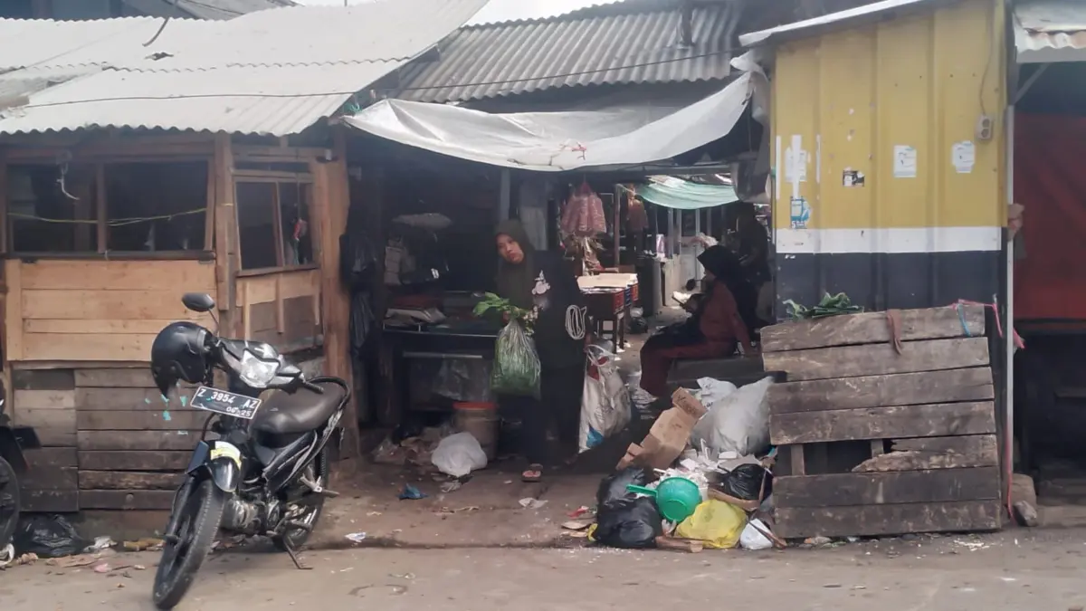 MEMPRIHATINKAN: Nampak pengunjung Pasar Parakanmuncang di Desa Sindangpakuon Kecamatan Cimanggung. Kondisi Pas