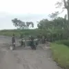 MIRIS: Warga saat melakukan aksi penggalangan dana untuk perbaikan jalan rusak di Hariang Kecamatan Buahdua, b
