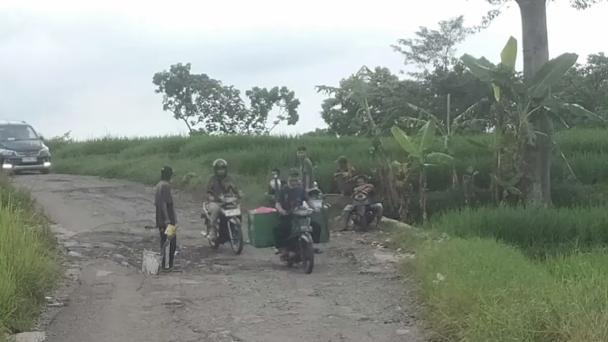 MIRIS: Warga saat melakukan aksi penggalangan dana untuk perbaikan jalan rusak di Hariang Kecamatan Buahdua, b