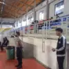 BERJAGA: Salah seorang petugas Polsek jatinangor saat melakukan pengamanan di Kampus ITB Jatinangor, baru-baru