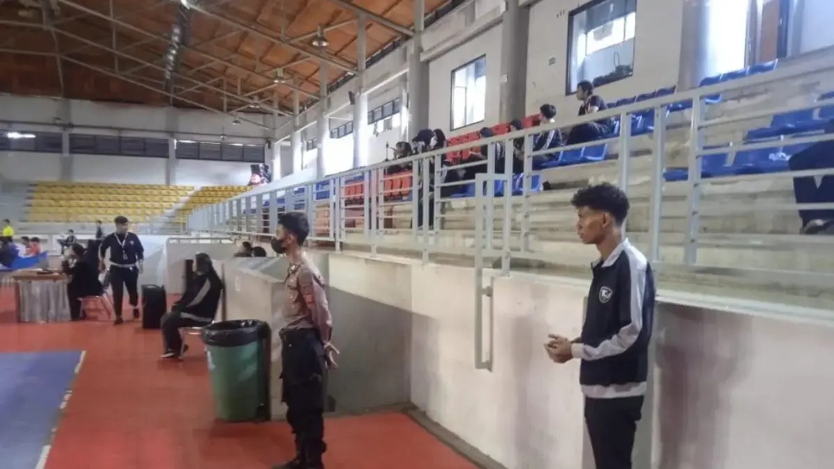 BERJAGA: Salah seorang petugas Polsek jatinangor saat melakukan pengamanan di Kampus ITB Jatinangor, baru-baru