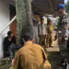 AMANKAN: Kepala Desa Sukajaya, Sukana, S.M., M.M. (tengah), saat kegiatan pengamanan ODGJ Sirawing bekerja sam
