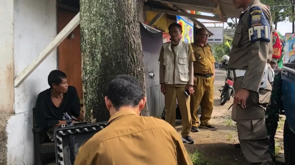 AMANKAN: Kepala Desa Sukajaya, Sukana, S.M., M.M. (tengah), saat kegiatan pengamanan ODGJ Sirawing bekerja sam