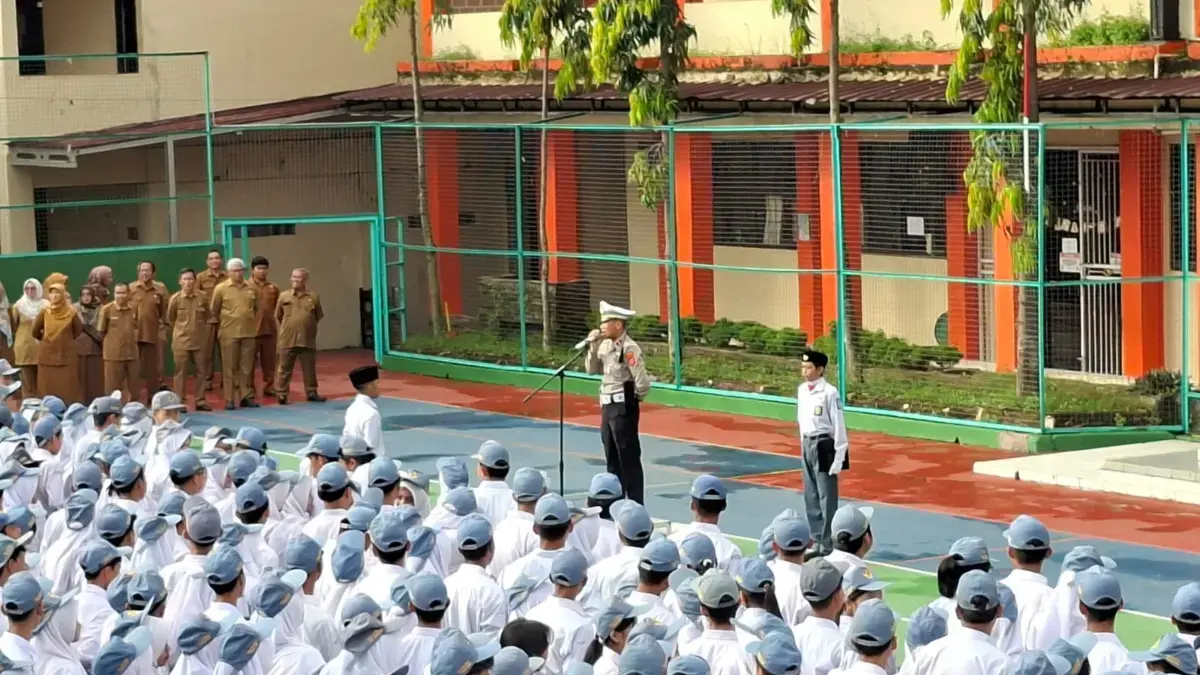 PEMBINAAN: Kanit Kamsel Satlantas Polres Sumedang, IPDA Agus saat kegiatan Pembinaan Pendidikan Masyarakat Lal