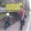 NAHAS: Petugas Kepolisian Sektor Cicalengka Kabupaten Bandung saat menunjukkan kondisi kendaraan yang mengalam