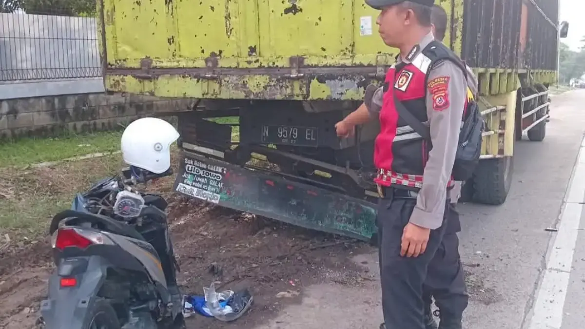 NAHAS: Petugas Kepolisian Sektor Cicalengka Kabupaten Bandung saat menunjukkan kondisi kendaraan yang mengalam