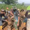 GOTONG ROYONG: Personil Satgas TMMD bersama warga saat melaksanakan pengecoran jalan di Desa Pamulihan Kecamat