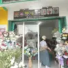 INDAH: Sejumlah pembeli yang hendak memesan bunga di Nonade Florist, kemarin.