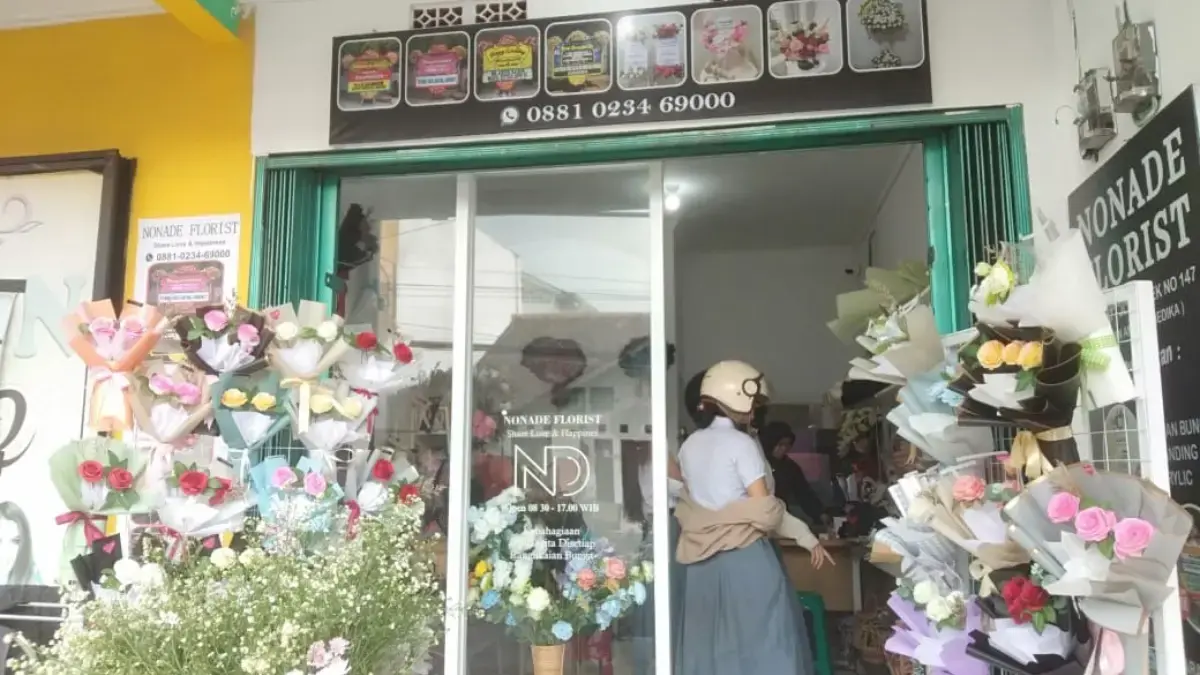 INDAH: Sejumlah pembeli yang hendak memesan bunga di Nonade Florist, kemarin.