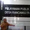 KOMITMEN: Kepala Wilayah (Kawil) I Desa Rancamulya, Gustiana, saat menunjukkan proses renovasi penyekatan di r