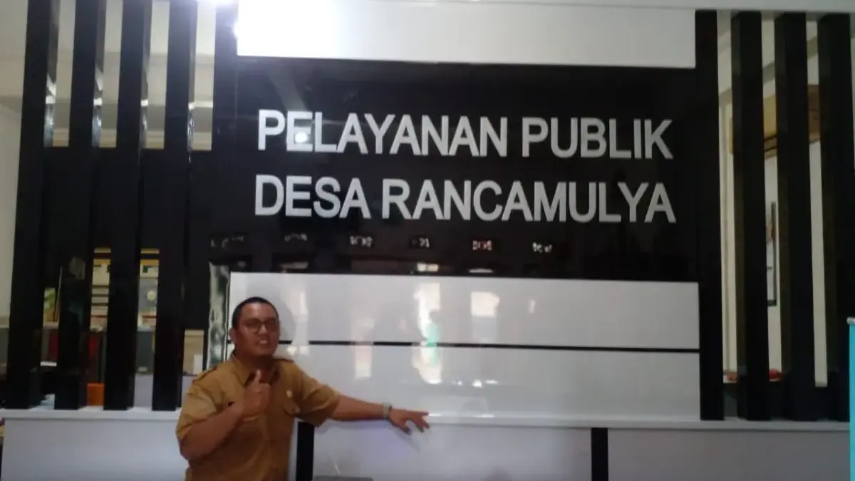 KOMITMEN: Kepala Wilayah (Kawil) I Desa Rancamulya, Gustiana, saat menunjukkan proses renovasi penyekatan di r