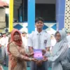 MEMBANGGAKAN: Kepala SMK Informatika Sumedang, Dr.E Sulyati, M.Pd., saat memberikan penghargaan kepada salah s