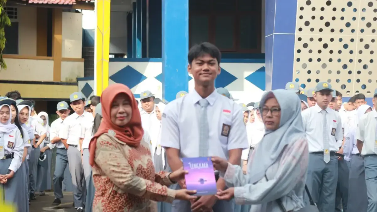 MEMBANGGAKAN: Kepala SMK Informatika Sumedang, Dr.E Sulyati, M.Pd., saat memberikan penghargaan kepada salah s