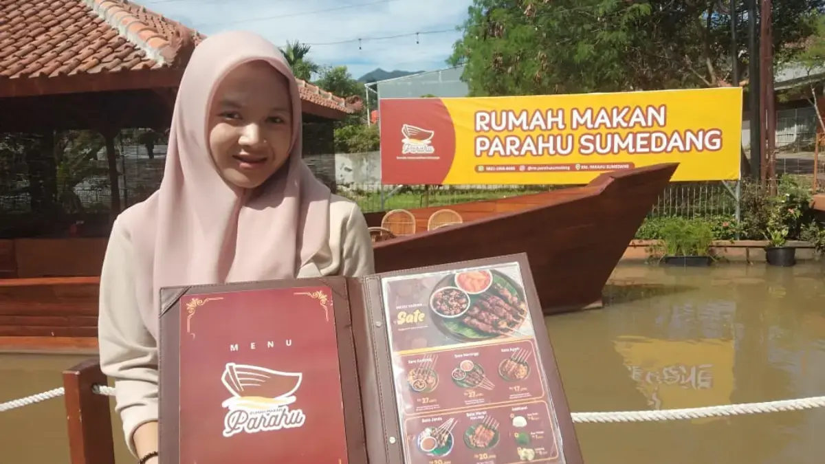 KULINER: Penanggung jawab Rumah Makan Parahu Sumedang, Laila saat menunjukkan berbagai menu kepada Sumeks, kem