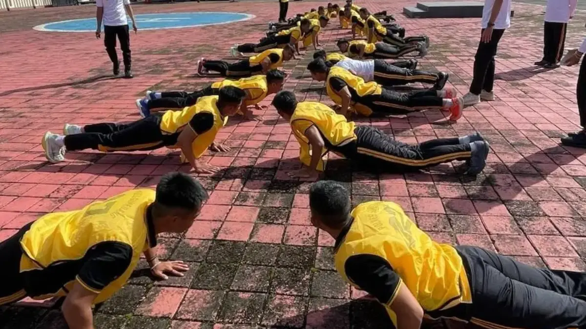 KEBUGARAN: Personil Polres Sumedang saat mengikuti kegiatan Uji Kesamaptaan Jasmani (UKJ) di Lapangan Mapolres