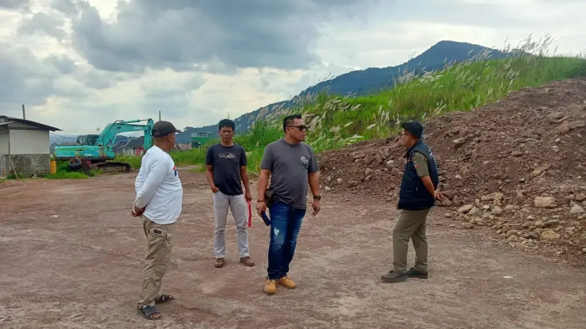 PROSES: Petugas Satpol PP Kabupaten Sumedang saat melakukan sidak di Proyek pembangunan perumahan di Dusun Kia