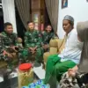 SILATURAHMI: Satuan Tugas TMMD)Ke-124 Kodim 0610/Sumedang saat mengunjungi salah satu rumah warga di Desa Pamu