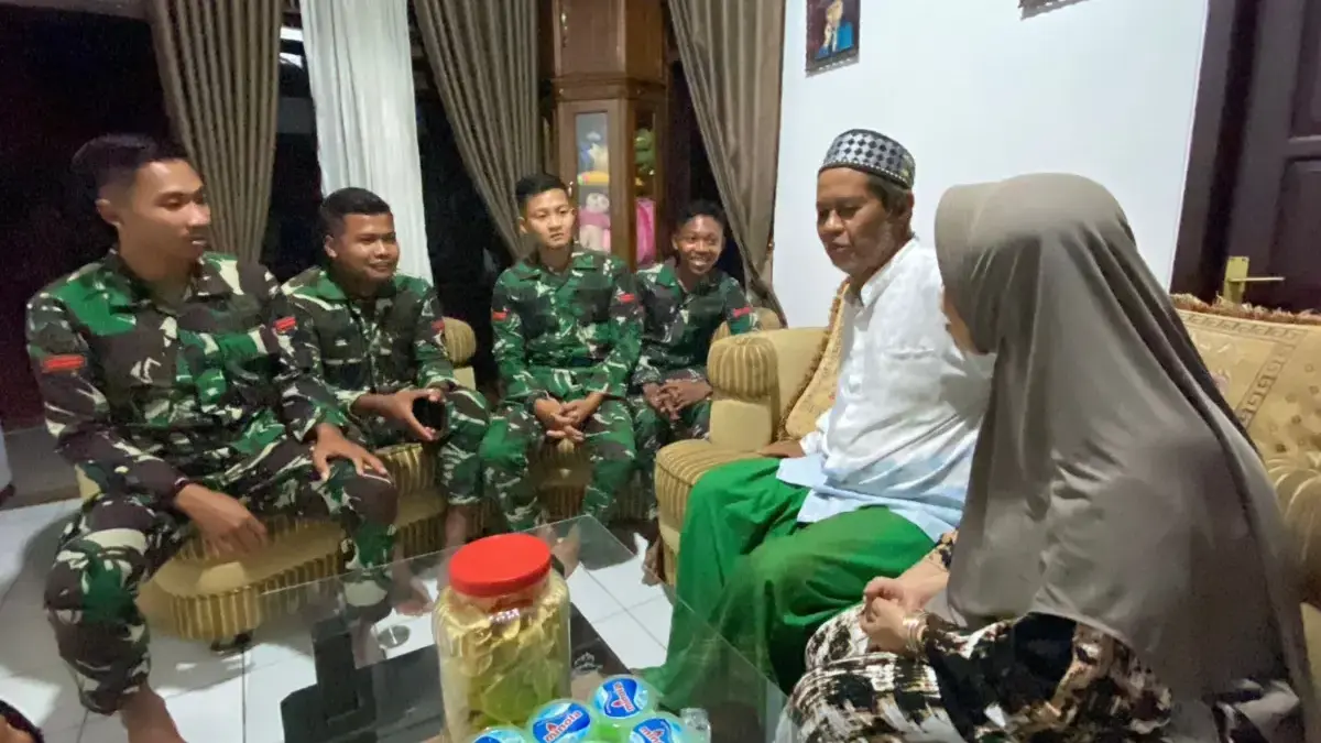 SILATURAHMI: Satuan Tugas TMMD)Ke-124 Kodim 0610/Sumedang saat mengunjungi salah satu rumah warga di Desa Pamu