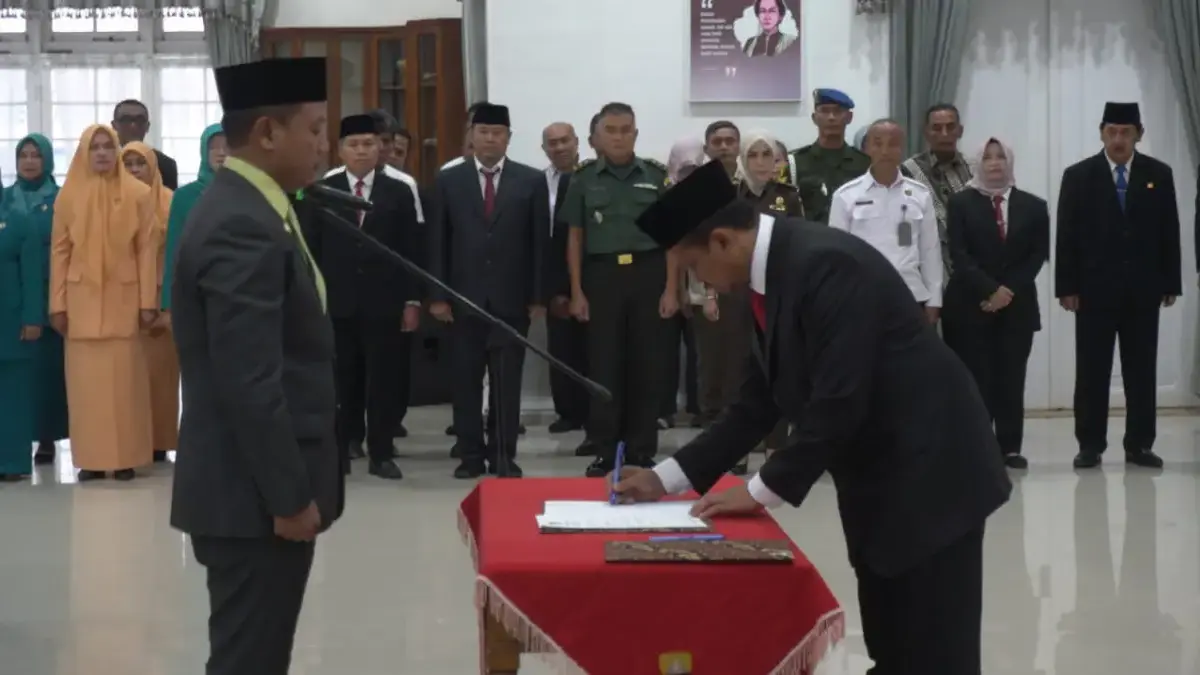 Bupati Sumedang Dony Ahmad Munir melantik dan mengambil sumpah Jabatan Pimpinan Tinggi (JPT) Pratama di Lingku